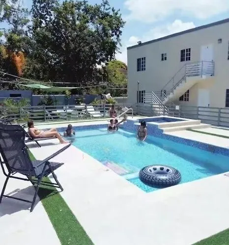Mirando Place #8 ---beach Club Access, ,pool, Hottub, Gym,3 Lounges, #8 -airport 10 Mins Apartment *
