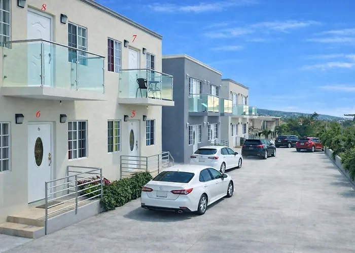 Apartment Mirando Place #8 ---beach Club Access, ,pool, Hottub, Gym,3 Lounges, #8 -airport 10 Mins