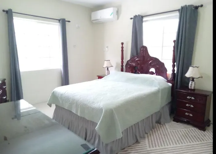 Mirando Place #8 ---beach Club Access, ,pool, Hottub, Gym,3 Lounges, #8 -airport 10 Mins *