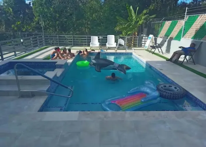 Mirando Place #8 ---beach Club Access, ,pool, Hottub, Gym,3 Lounges, #8 -airport 10 Mins Montego Bay