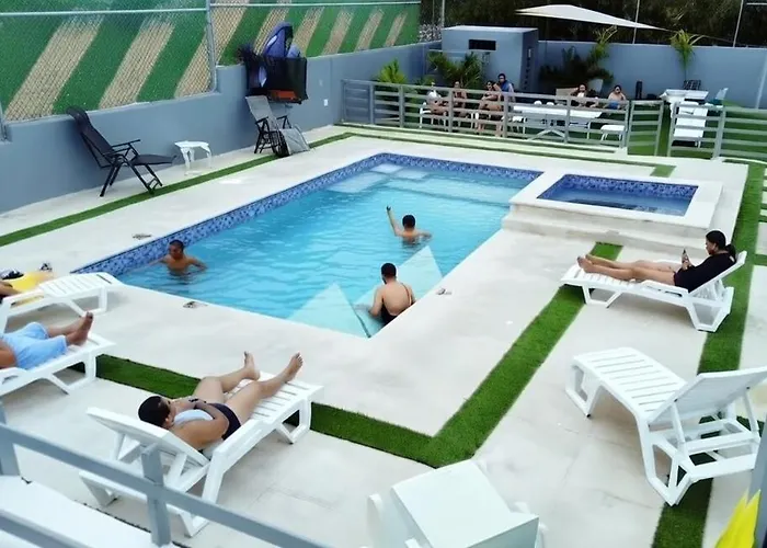 Mirando Place #8 ---beach Club Access, ,pool, Hottub, Gym,3 Lounges, #8 -airport 10 Mins * Montego Bay
