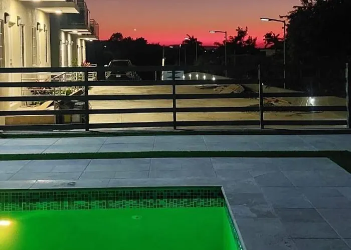 Mirando Place #8 ---beach Club Access, ,pool, Hottub, Gym,3 Lounges, #8 -airport 10 Mins Apartment