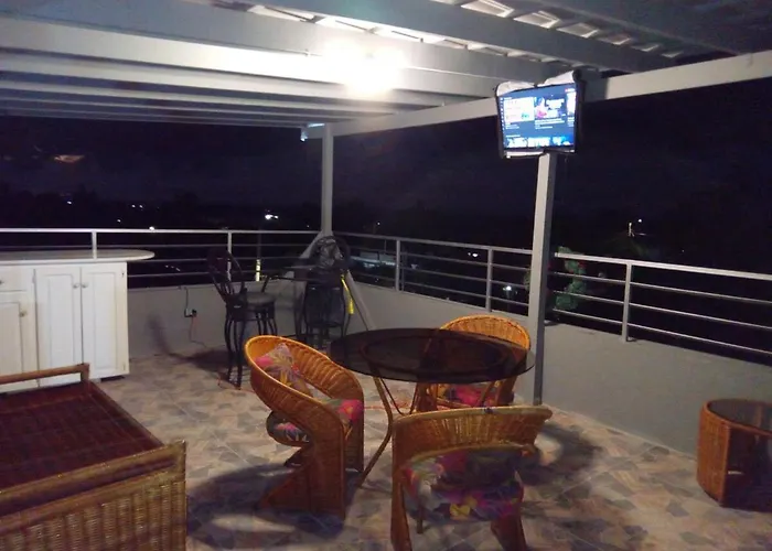 Mirando Place #8 ---beach Club Access, ,pool, Hottub, Gym,3 Lounges, #8 -airport 10 Mins Apartment