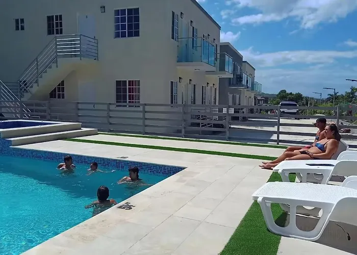 Mirando Place #8 ---beach Club Access, ,pool, Hottub, Gym,3 Lounges, #8 -airport 10 Mins * Montego Bay